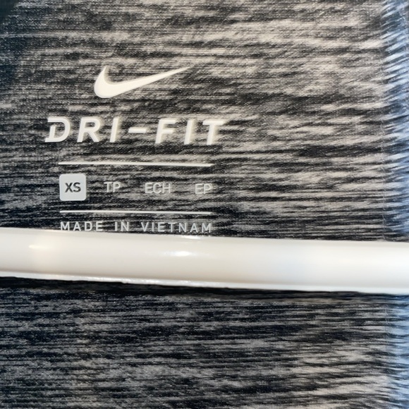 Nike Dri Fit Yoga Cardigan Thumb holes Nike Symbol on sleeve EUC - Picture 3 of 6